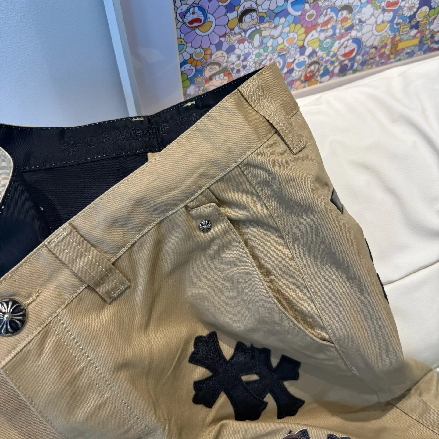 P280 Style number: D310 🔥Chrome Hearts khaki patch leather jeans Size: s-XXL (28 30 32 34 36) Color: Khaki Size reference 28 pants length 100 waist 72 30 pants length 101 waist 76 32 pants length 103 waist 80 34 pants length 104 waist 84 36 pants length 106 waist 88